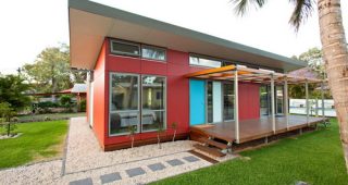 บ้าน Modular หลังคาปีกนก สีแดงสดใส