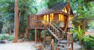 บ้านไม้ริมธาร บ้านใต้ถุนสูงบรรยากาศกลางป่าจากเชียงใหม่