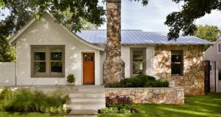 บ้านชั้นเดียวสีขาว ตกแต่งสไตล์ Mid Century จาก Texas