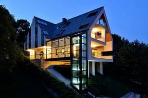 บ้านบนเนิน โดดเด่นด้วยโครงสร้างลิฟท์แก้ว สวยสุด ๆ