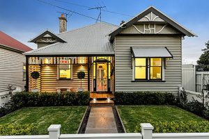 บ้านไม้ชั้นเดียวย้อนยุคสไตล์ Edwardian สีเทาทั้งเท่ทั้งคลาสสิกในเวลาเดียวกัน