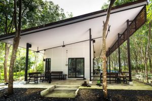 บ้านชั้นเดียวหลังเล็กๆ กลางธรรมชาติ ในต่างจังหวัด