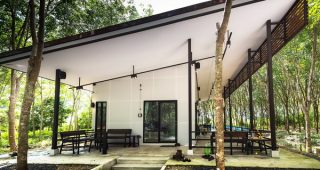 บ้านชั้นเดียวหลังเล็กๆ กลางธรรมชาติ ในต่างจังหวัด