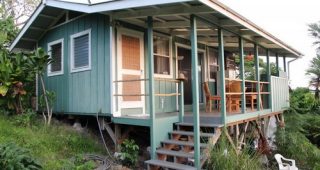 Big Island Farmstay ฟาร์มสเตย์ใต้ถุนสูงสีเขียวสบายตาจากฮาวาย