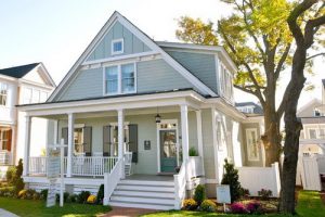 Cottage สีเทาอมฟ้าอ่อนสไตล์ฟาร์มเฮ้าส์