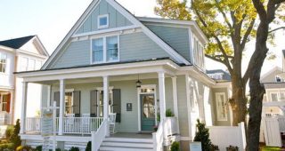 Cottage สีเทาอมฟ้าอ่อนสไตล์ฟาร์มเฮ้าส์