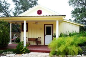 Cottage ไม้สีเหลืองอ่อนใน Texas