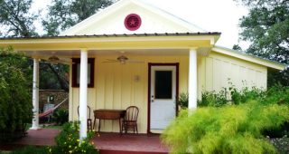 Cottage ไม้สีเหลืองอ่อนใน Texas