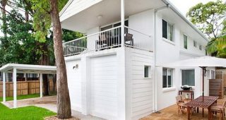 บ้านสีขาวในสวนสไตล์ทรอปิคอล