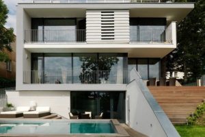 บ้านโมเดิร์นสีขาวเรียบง่าย โดย Atelier Heiss Architects