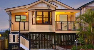 บ้านไม้สีครีมมี Bay Window บริเวณหน้าบ้าน