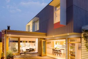 บ้านทันสมัยสไตล์กราฟฟิก กับระเบียงพักผ่อนหลังบ้าน
