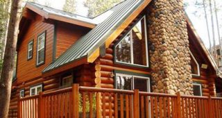 บ้านไม้ Log Cabin แต่งสลับหินด้านหน้า