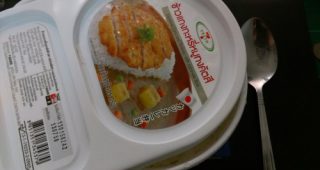 ข้าวแกงกระหรี่หมูทงคัตสี 7-11 เปิดออกมาเจอ...