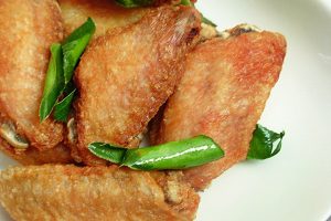 เมนูเด็ด ปีกไก่ทอดเกลือ กรอบนอกนุ่มใน มาดูวิธีทำกัน!