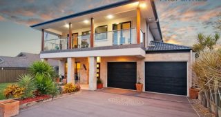 บ้านโมเดิร์นแต่งราวระเบียงกระจกเทมเปอร์ พร้อมแบบแปลน