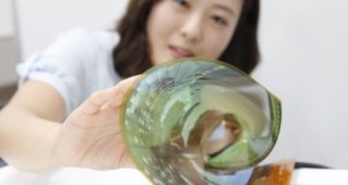 เปิดตัวโทรทัศน์รุ่นใหม่ ม้วนได้เหมือนกระดาษโปสเตอร์