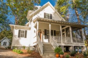 Ackerman Residence บ้านไม้ยกพื้นสีขาว ภายในแต่งสวย บรรยากาศชนบท