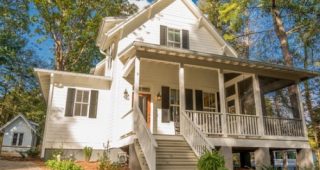 Ackerman Residence บ้านไม้ยกพื้นสีขาว ภายในแต่งสวย บรรยากาศชนบท