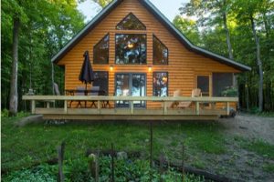 Strawberry Lake Cabin บ้านไม้ริมน้ำ แต่งกระจกสวยสดชื่น