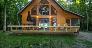 Strawberry Lake Cabin บ้านไม้ริมน้ำ แต่งกระจกสวยสดชื่น