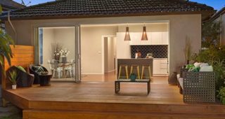 บ้านกะทัดรัดแต่งเก๋ มี Deck ไม้หลังบ้านราคา 1.70 ล้าน
