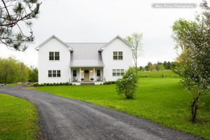 บ้านขาวโมเดิร์นหลังใหญ่ ในบรรยากาศชนบทของป่าเขาใน Vermont