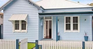 บ้านบังกะโลไม้ สีฟ้าขาว น่ารัก ราคา 2.4 ล้าน