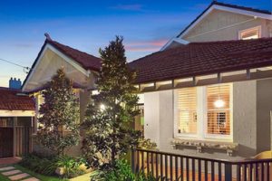 บ้านสองชั้นสีเทานุ่มตา ภายในแต่งสวยร่วมสมัย พร้อมแบบแปลน