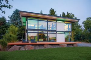 บ้านสำเร็จรูป แต่งกระจกใส สีโทนเขียว-ฟ้า เย็นตา