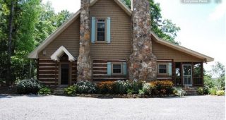 เคบินไม้อารมณ์บนชนบทเนินเขาใน Alabama