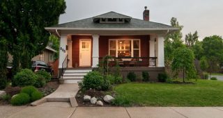 บ้านคลาสสิกแอบหวานภายใน พร้อมซุ้มระแนงหลังบ้านจาก Salt lake city