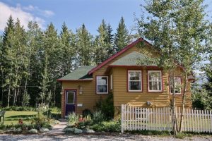 Canmore Cottage คอทเทจไม้สีมัสตาร์ด สดชื่นกลางเขา