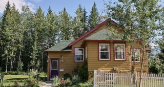Canmore Cottage คอทเทจไม้สีมัสตาร์ด สดชื่นกลางเขา