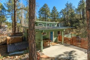 Prescott Cottage คอทเทจไม้สีเขียวอ่อน โปร่งสบายกลางเขาใน Arizona