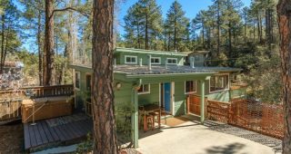 Prescott Cottage คอทเทจไม้สีเขียวอ่อน โปร่งสบายกลางเขาใน Arizona