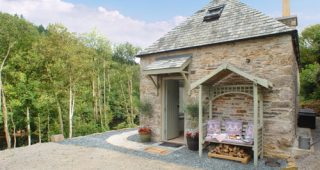กระท่อมหินโบราณ ภายในแต่งน่ารักใน Cornwall