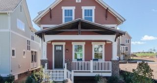 Riverwalk Craftsman บ้านไม้สีชมพูกะปิ ภายในแต่งสวย