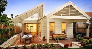 Alphington House บ้านสีครีมเก๋ที่ไอเดียต่อเติมโครงหลังคาโปร่งหลังบ้าน