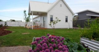 Tasmanian Cottage คอทเทจสีขาวโปร่ง ๆ สวย ๆ จาก Port Sorell