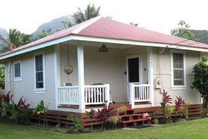 บ้านสไตล์รีสอร์ท เรียบง่าย ในสวนสบาย มีระเบียงนั่งชิลหน้าบ้าน