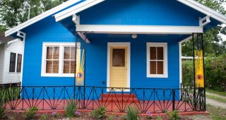 Blue Moon Bungalow บังกะโลสีน้ำเงินสว่างเจิดจ้า โดดเด่นเตะตากว่าใคร