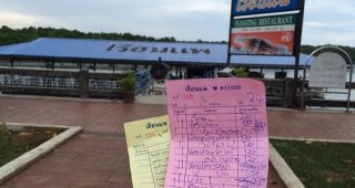 ร้านอาหารเรือน ท่าน้ำกระบี่ ชั่งของมั่ว / คิดราคาเกินเมนู เวลาไปกินระวังนะค่ะ
