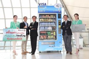 เปิดซิงครั้งแรกในไทย! เครื่องจำหน่ายสินค้าอัตโนมัติรับบัตรเครดิตได้