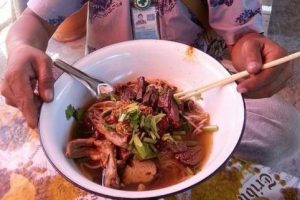 อิ่มจุใจ! ก๋วยเตี๋ยวเป็ดกะลังมัง สุดคุ้มเพียง 50 บาท