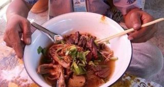อิ่มจุใจ! ก๋วยเตี๋ยวเป็ดกะลังมัง สุดคุ้มเพียง 50 บาท