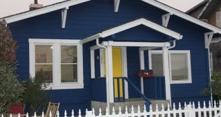 บ้านน้ำเงินขาวแนวเนวี่ สีสันโดดเด่นสุดสวย