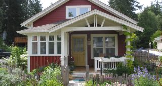 Coho Cottage บ้านตากอากาศสีแดงเลือดหมู