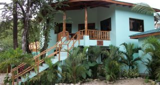 Casa Bonita บ้านสีฟ้าริมทะเลในอเมริกากลาง