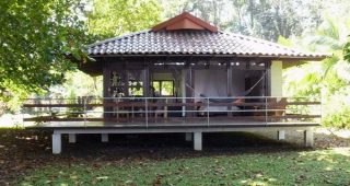 บ้านไม้ยกพื้นโมเดิร์นคอทเทจ จากเมือง Limon ในอเมริกากลาง